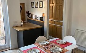 Comfortable 2 Bedroom Home From Home With Parking